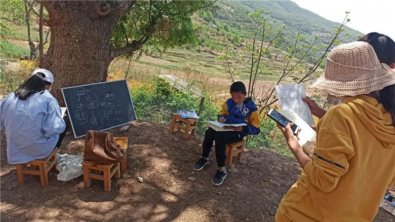 「13名」上不了网课？13名教师翻山越岭送教上门，25个村里265名学生哭了…