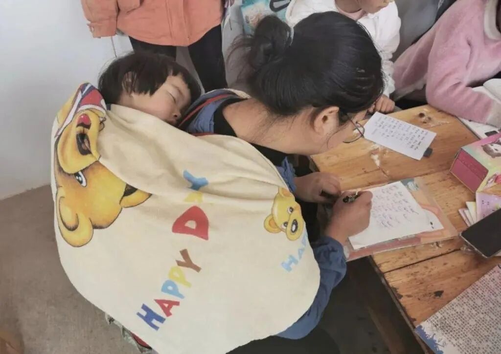 「13名」上不了网课？13名教师翻山越岭送教上门，25个村里265名学生哭了…