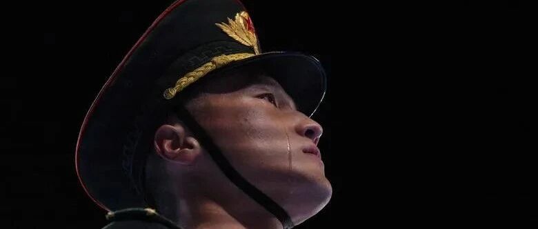 找到了！那个开幕式上流下热泪的战士，是他
