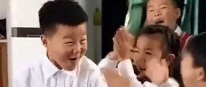 全班为考100分的同学欢呼！隔着屏幕都感受到了单纯的快乐