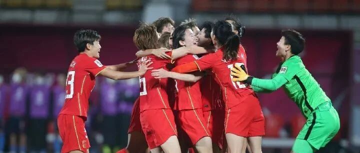 点球淘汰日本晋级决赛！不屈女足是榜样！