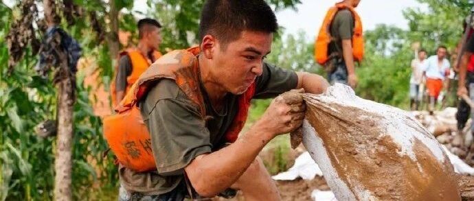 感动又心疼！抗洪战士，谢谢你们