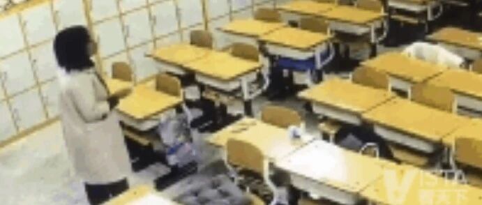 90后教师深夜对着空教室里讲课……校长：不是第一次