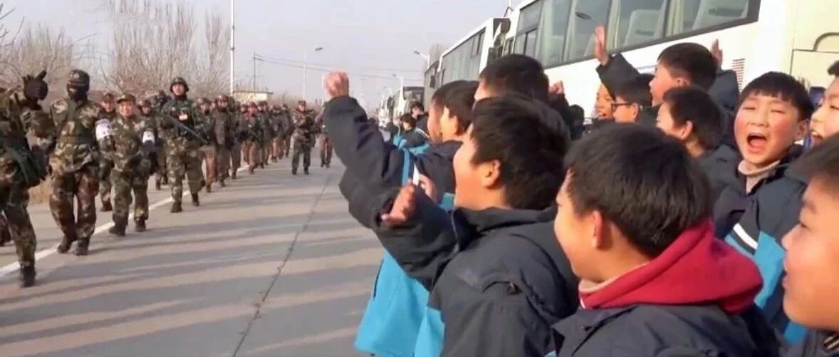 武警官兵野营拉练偶遇一群小学生，享受了一把“追星现场”