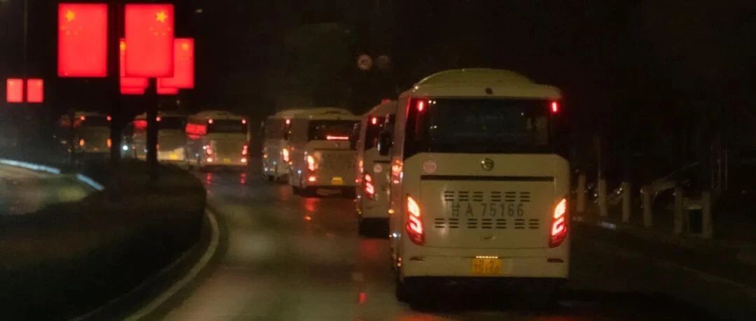 凌晨，高校用60辆大巴送学生