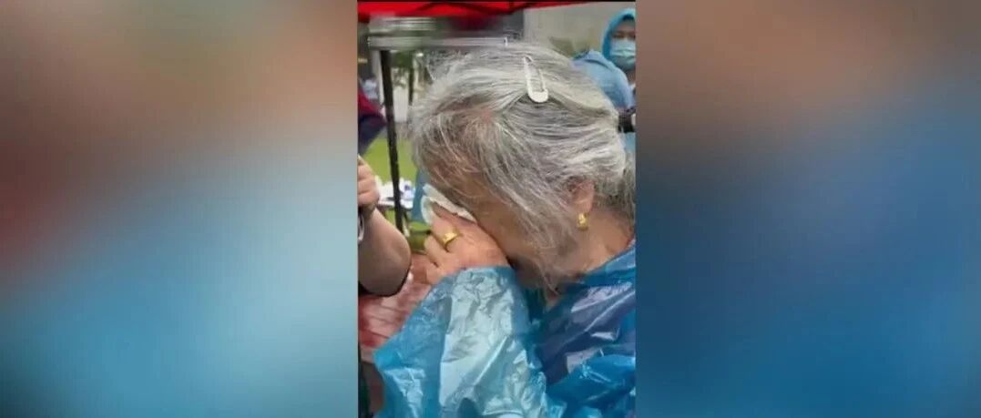 看着看着就哭了！奶奶送孙子上大学，雨中哭成泪人