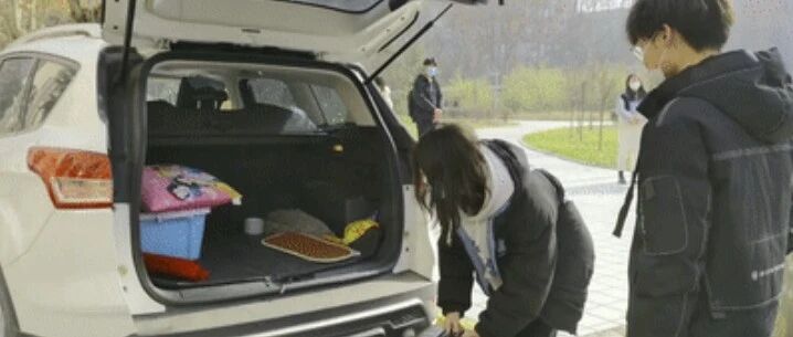 140多位老师开私家车去火车站，咋回事？