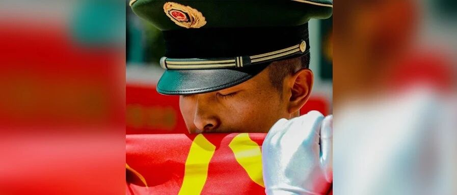 “我已退出现役，向你报到，请你指示！”