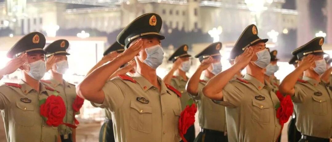 昨晚在天安门广场，他们敬上最后一个军礼！