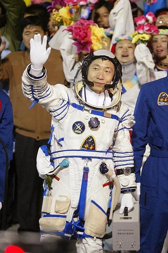 时候当指挥员下达了倒计时的命令酒泉卫星发射场的发射塔架上神舟五号