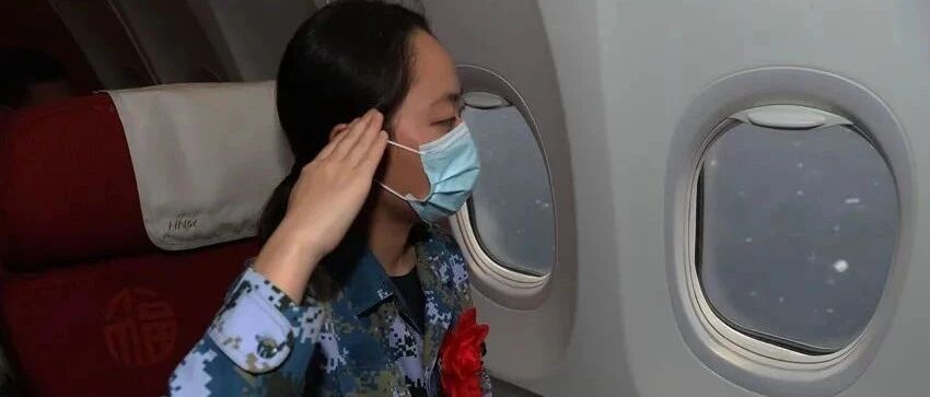 西沙上空，一架飞机划出“8”字航迹