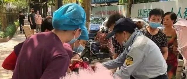 “ 大姐救我，我撑不住了！”孕妇马路上急产，收费员大姐出手了