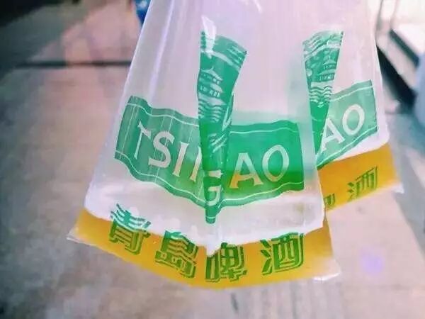 去店里,拿出塑料袋,在啤酒龙头下接酒,完了称重,付钱.