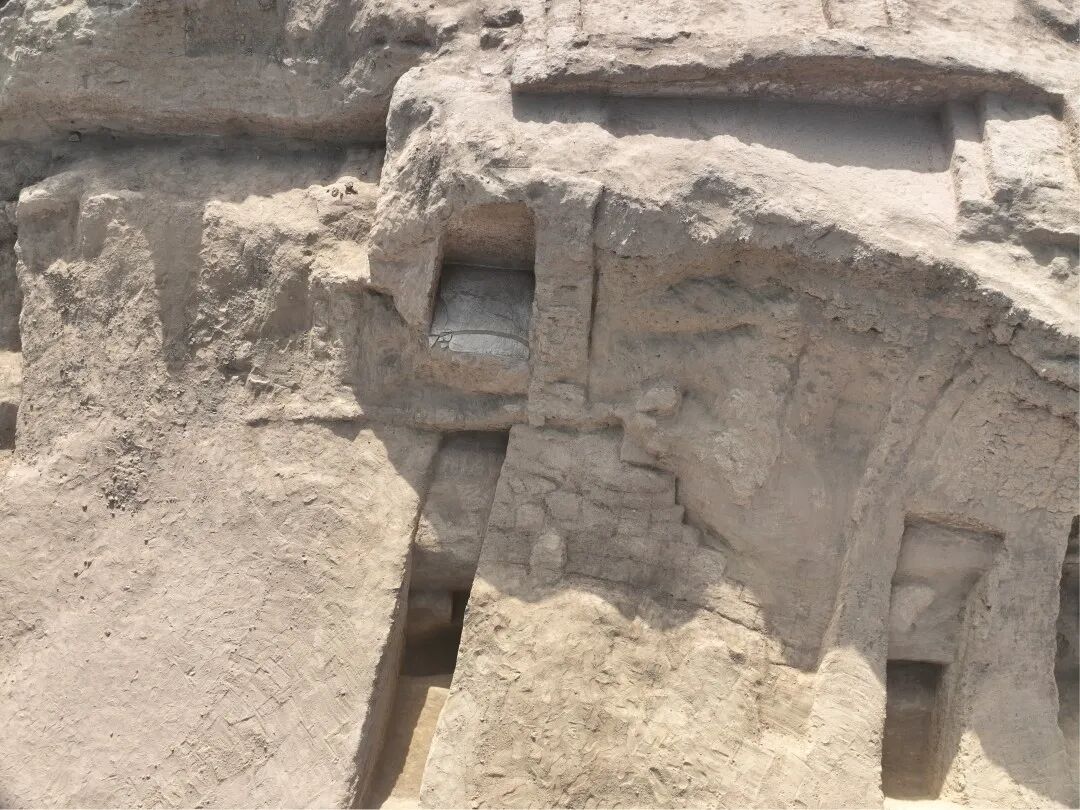 图12 小台地北侧建筑排水沟等遗迹.jpg