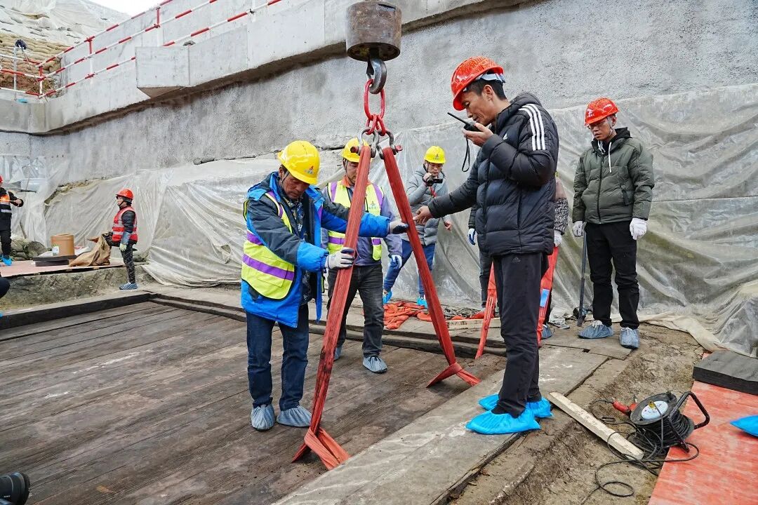 吊装团队对西Ⅰ室第三层厚分室盖板进行吊装试验.jpg