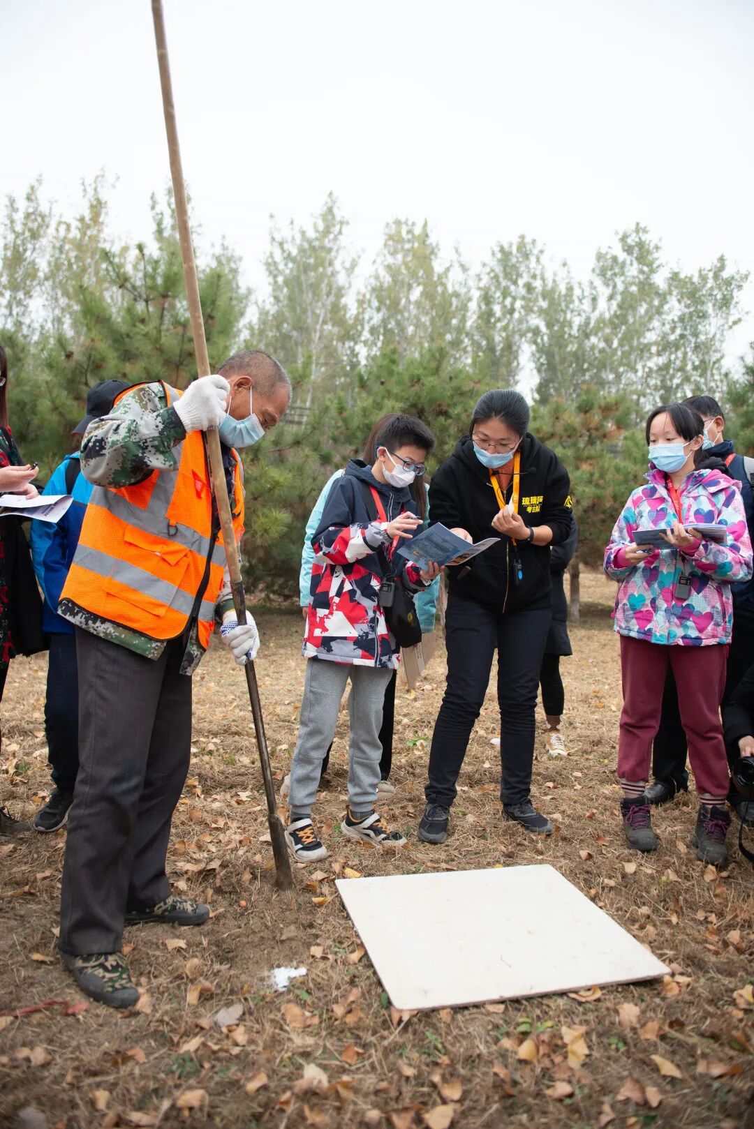 公众考古中学生在进行考古勘探记录.jpg