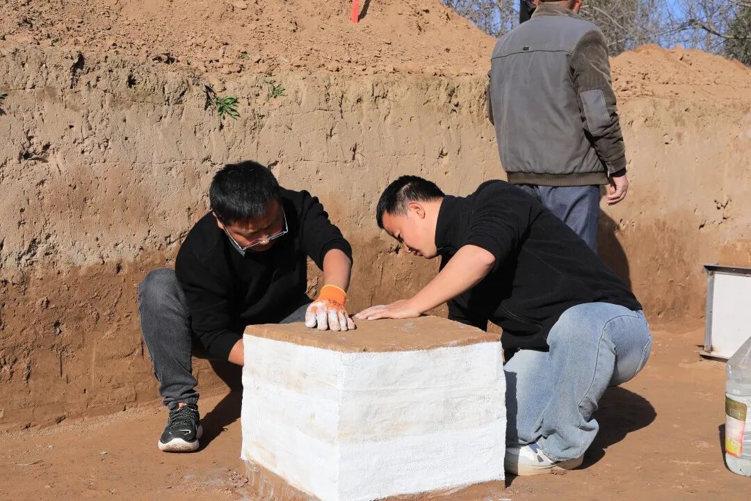 打包夯土块.jpg