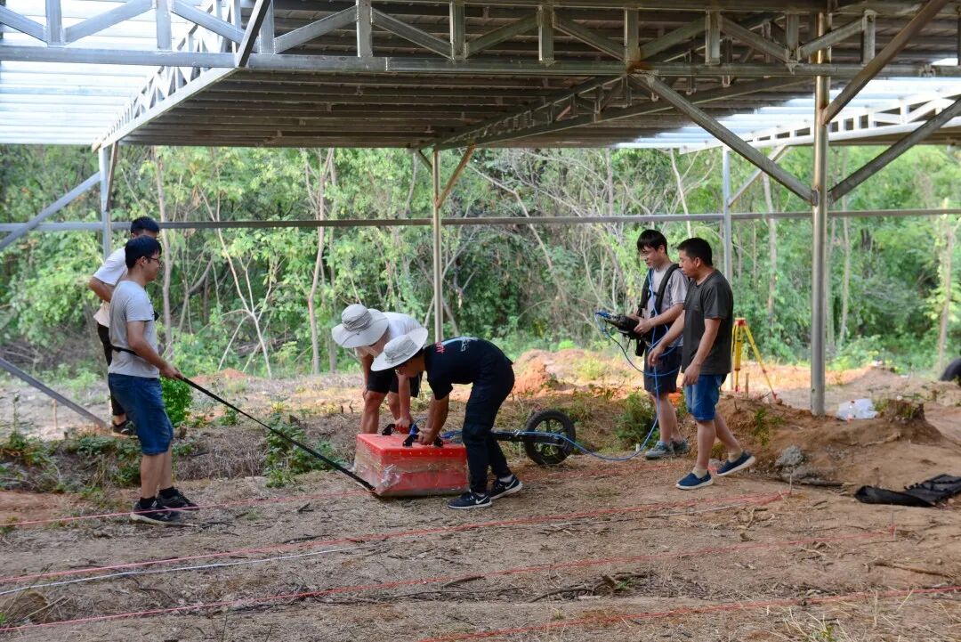 在杨家湾北坡发掘现场利用地磁探测手段进行先期考古探查(1).jpg