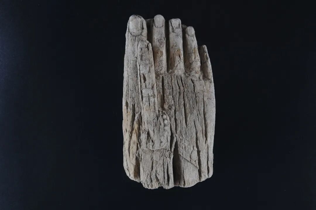 图19 木质佛足.JPG