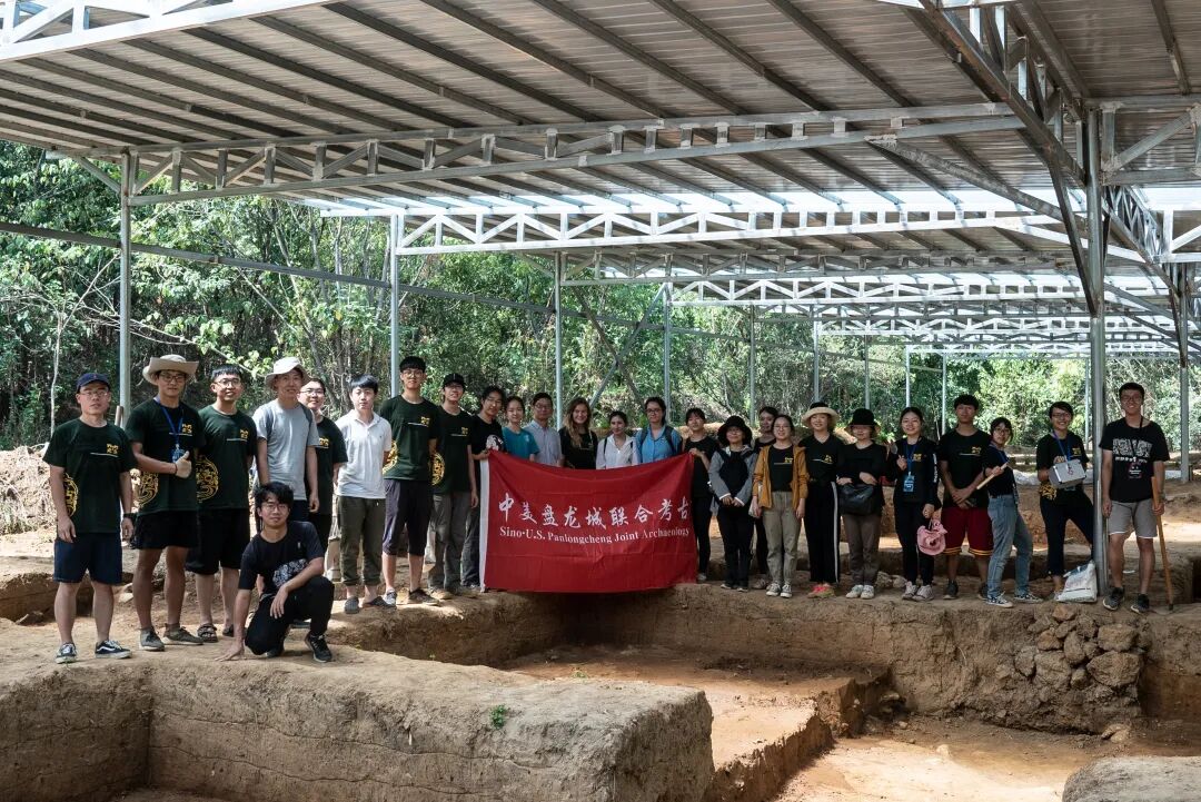 2019年中美盘龙城联合考古发掘工作人员合影.jpg