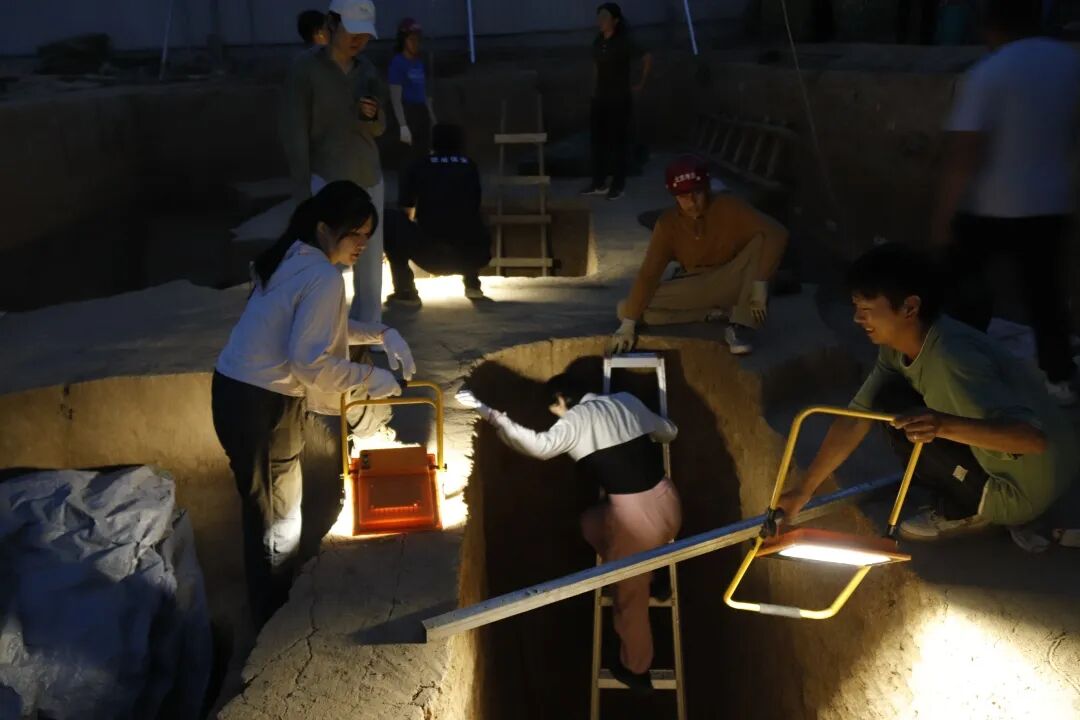 文物保护理念下的夜间发掘.JPG