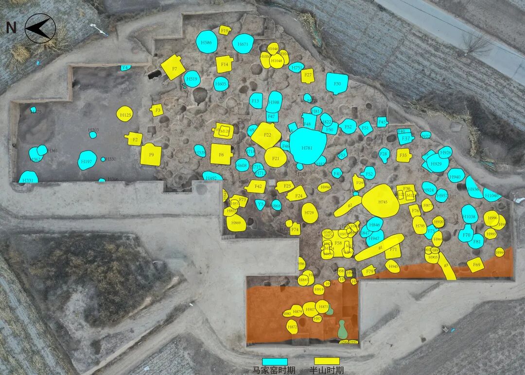 “围壕（沟）”内侧西北角发掘区重要遗迹分布图（上为东；蓝色马家窑类型，黄色半山类型）.jpg
