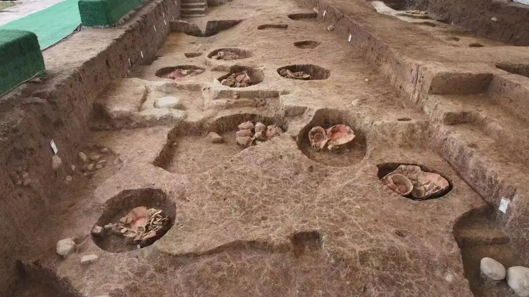 图9  外围北部人工土台与器物坑（由南向北）.jpg