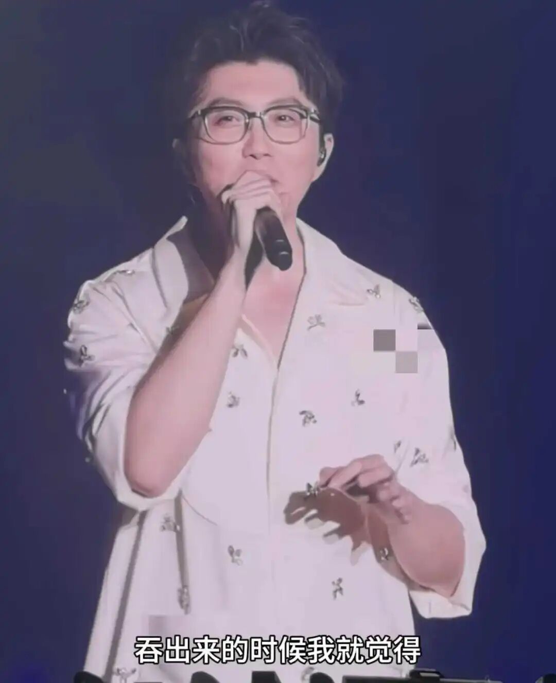 演唱会现场工作人员手动撒花瓣