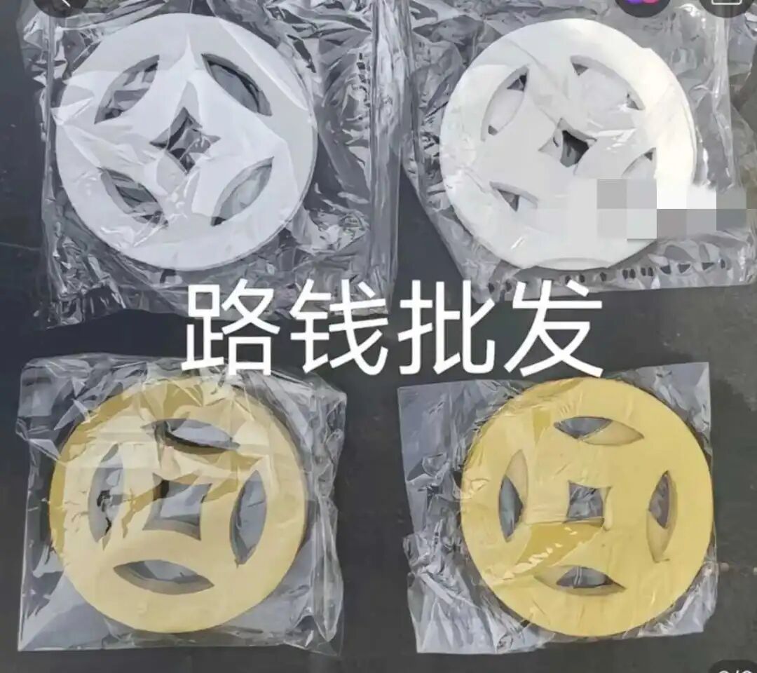 演唱会现场工作人员手动撒花瓣