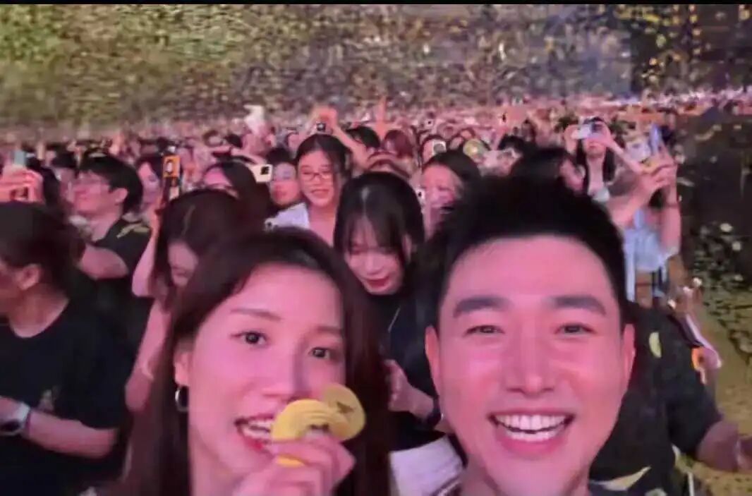 演唱会现场工作人员手动撒花瓣