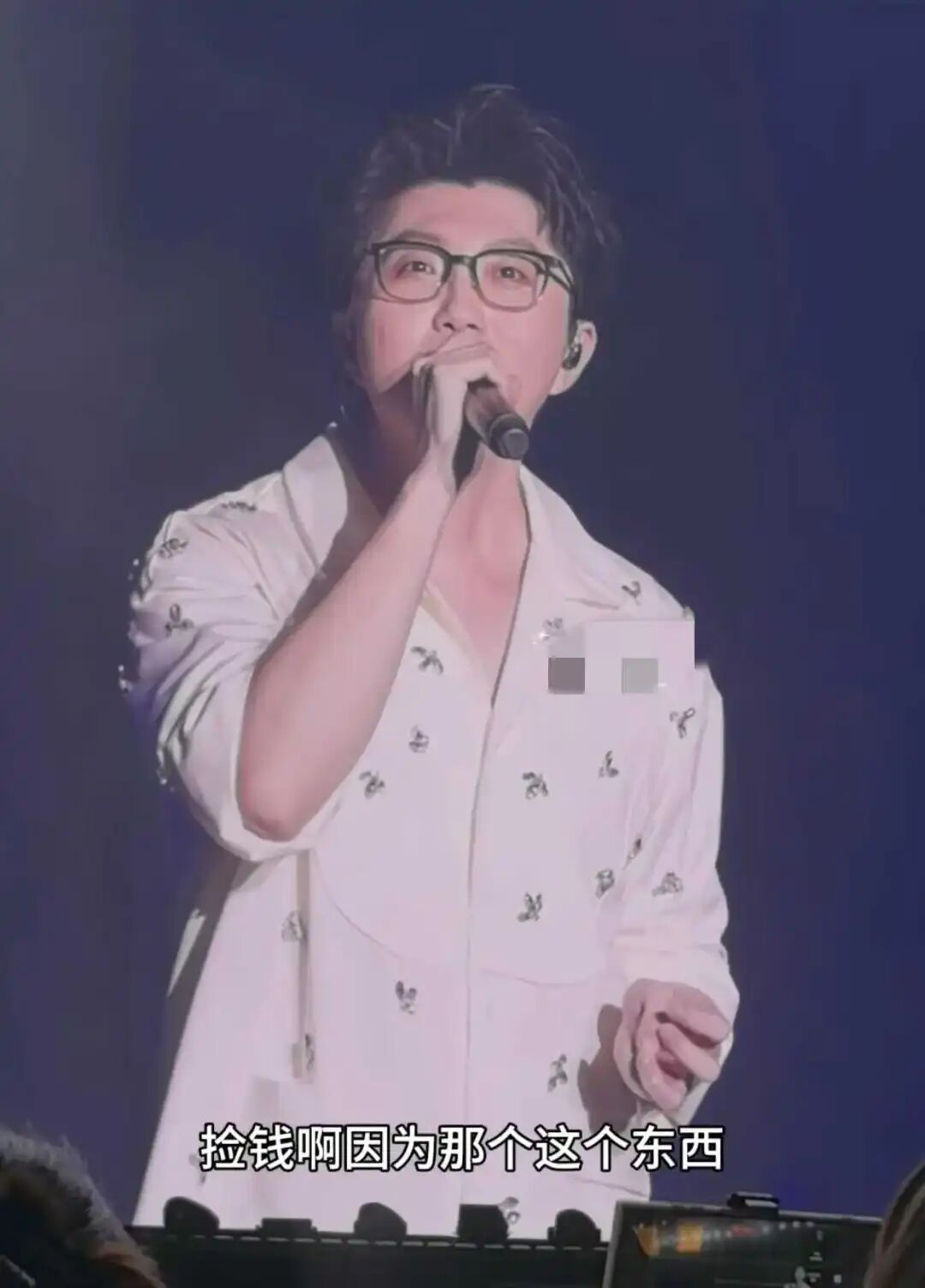 演唱会现场工作人员手动撒花瓣
