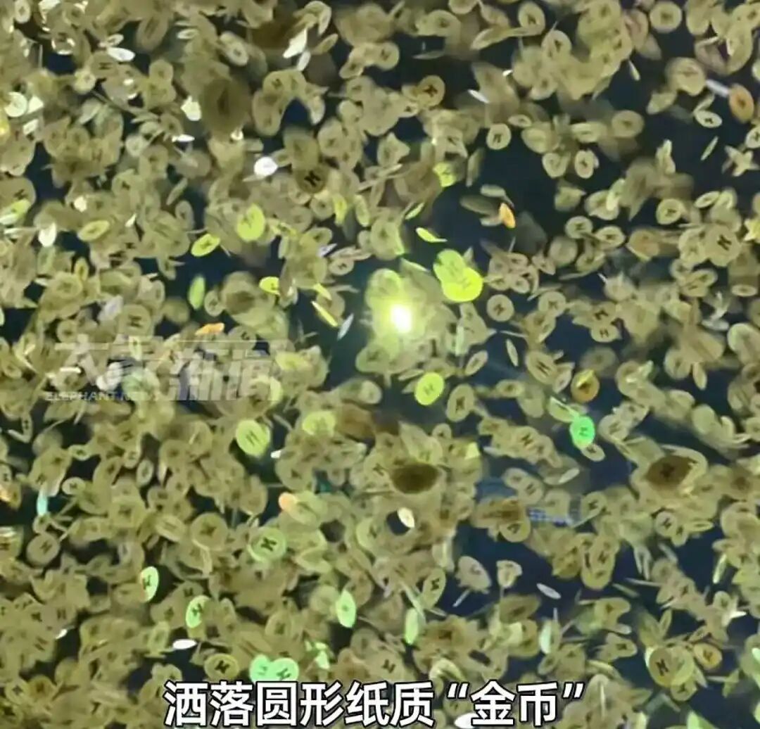 演唱会现场工作人员手动撒花瓣
