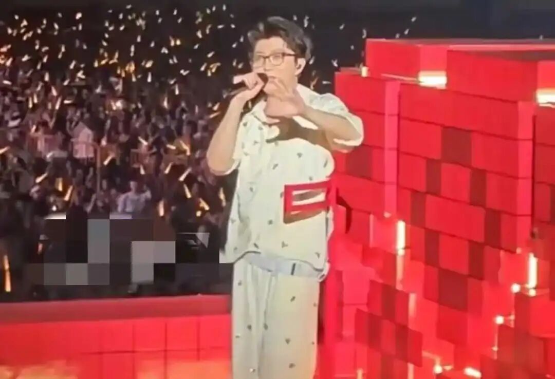 演唱会现场工作人员手动撒花瓣