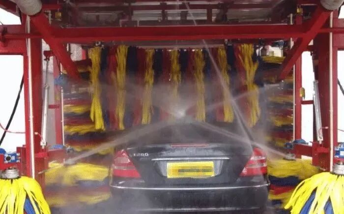 加油站免费洗车，为什么老司机掉头就走？加油站员工说出实情