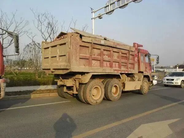 为啥渣土车夜晚闯红灯没事，而私家车却不行？交警道出事情真相