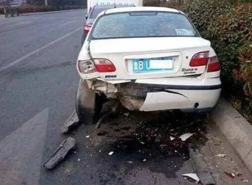 车停路边被撞坏，先报警还是先找保险？顺序错了可能一分不赔