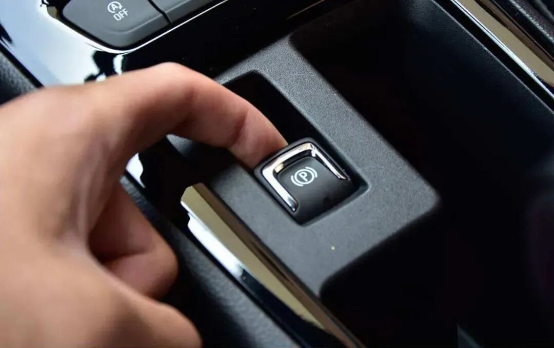 “机械手刹”和“电子手刹”的区别？老司机说实话，却没人在意