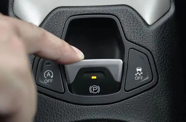 汽车时速120，被副驾驶误碰了电子手刹，结果会咋样？