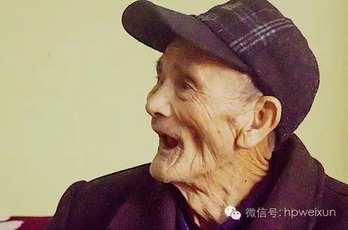 马崇德103岁老红军战士图片