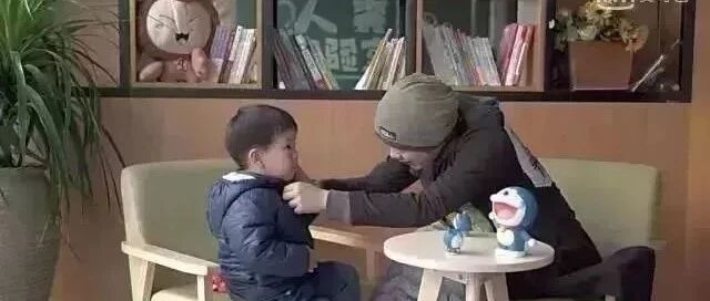 “妈妈，你为什么趴在爸爸身上?”这个妈妈的回答让无数父母点赞