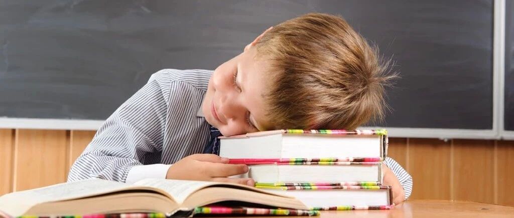 不会午休的孩子太吃亏！教你快速休息10分钟顶2小时的方法，尖子生必备利器！