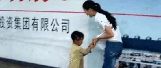 6岁乞丐街头认出妈妈，却被拒相认，背后真相让人一身冷汗……