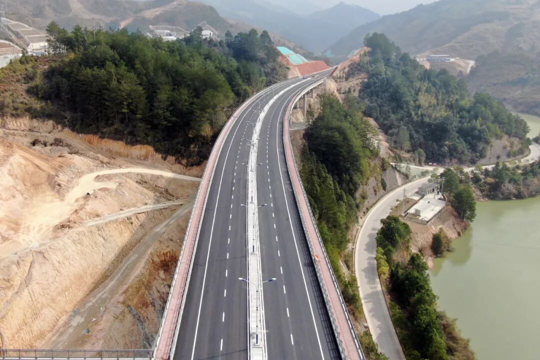 行驶在与国道g237并行,全长1.