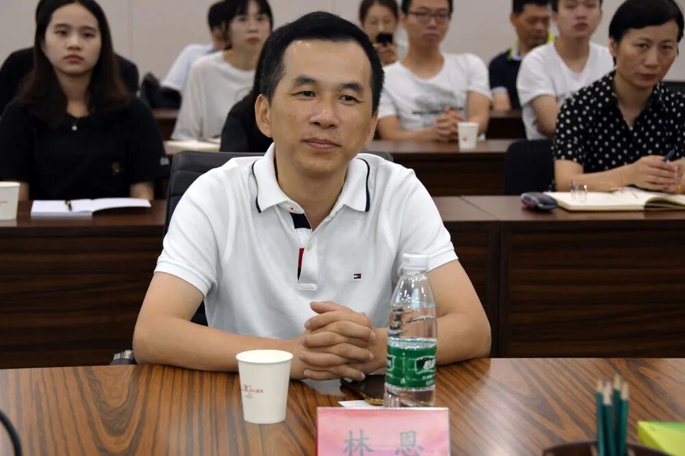 随后林恩董事长,刘芬总会计师与李峰总经理就