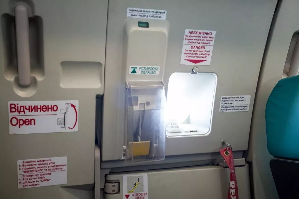 日前才有一名中国男子因为嫌机舱内太闷热,便擅自打开飞机紧急舱门