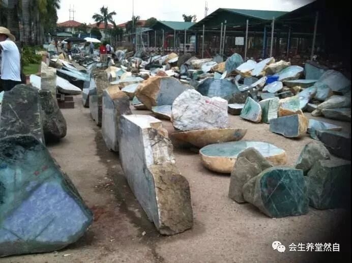 翡翠原石如何通过皮壳判断赌石种老和种嫩