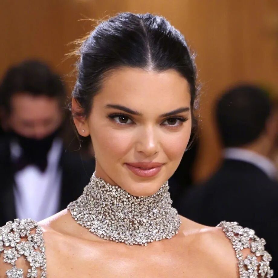 仙女同款是蛮贵的989898肯豆同款:kylieskin唇膜在开始上妆前