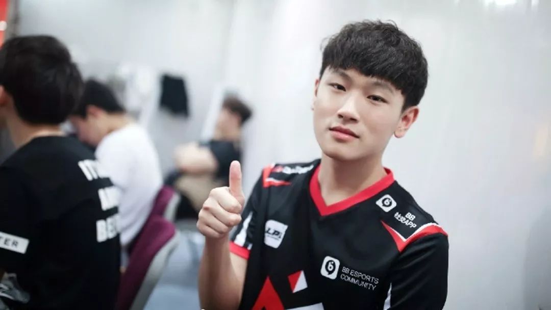 【每日一擼】SKT新「隊霸」斥責Faker；新英雄大招復制誰的技能最沒用？ 遊戲 第21張