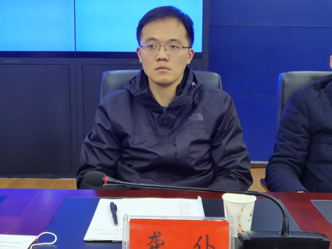 县委副书记,县长何支刚主持会议.