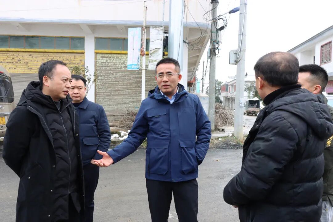 在沿印松高速公路沿河段,代忠义实地查看了车辆通行